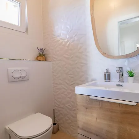 First Hill Comfortable *