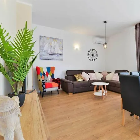 First Hill Comfortable *