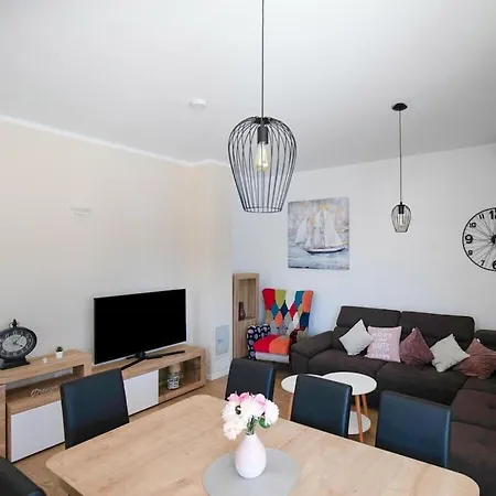 First Hill Comfortable Willa