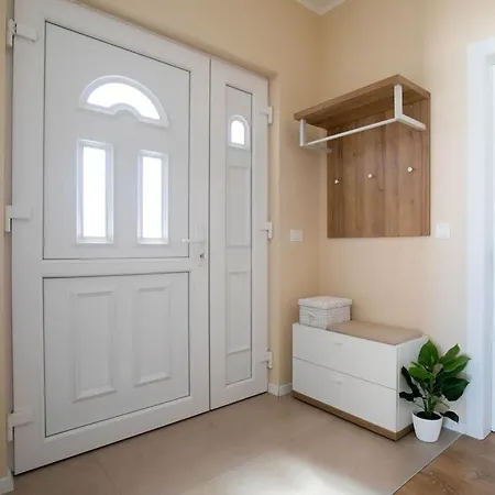 First Hill Comfortable Willa Zadar