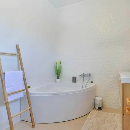 Willa First Hill Comfortable *